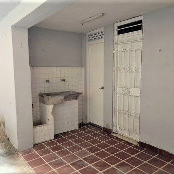 Rento casa de 3 habitaciones y garaje en Santos Suárez, 10 de Octubre, Tiempo indefinido. Precio 300 USD - Img 124783549