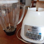 Precio negociable. Batidora Oster casi nueva. Vaso de cristal, capacidad de 1,5 litros, 4 velocidades. 110 v - Img 55897926