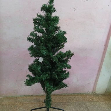 🚨 Árbol 🌲 de navidad de 1.20 cm  🚨Es verde completo viene sin accesorio y su base es de metal. 💰Precio : 20 USD F - 2/3