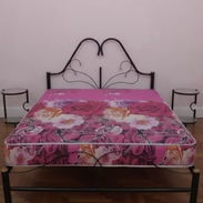 Cama camera sencilla con colchón y mesas de noche - Img 56222379