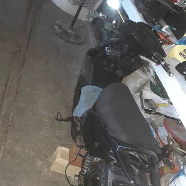 En venta moto forza , 1 lata de pintura, plasticos de reserva, tenedor y balancin de reserva y su capa para la lluvia. - 6/8