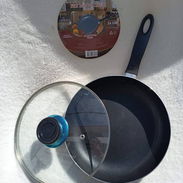 Sartén Antiadherente con Tapa 📏 Medida: 24 cm 🧵 Material: Aluminio con recubrimiento de teflón. 💰19 USD - Img 56777562
