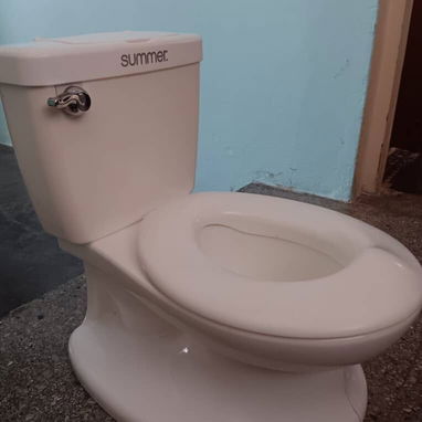 Vendo orinal de niño con forma de inodoro blanco, hace sonido de descarga simulado - 2/3