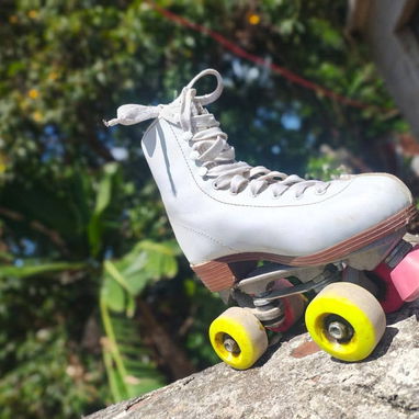 Hermosos patines, elegantes y duraderos, de uso y bien cuidados, están cosidos para reforzar - Img 123865504
