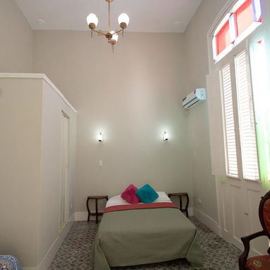 Se alquila habitacion amplia con acceso directo al balcon por horas o dias - Img 120133640