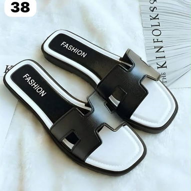 Sandalias veraniegas en color blanco y negro, números 36, 37 y 38 - 2/3