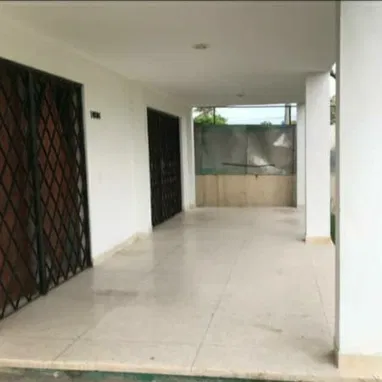Casa independiente en el Casino Deportivo con parqueo y 5 cuartos - Img 126072800
