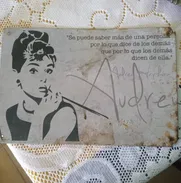 2 carteles metal Audrey Hepburn actriz y modelo británica uno de ellos firmado por ella - Img 49825615
