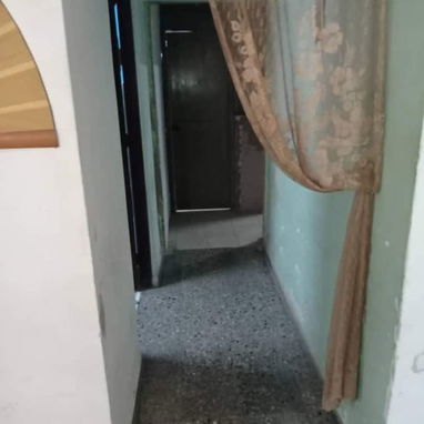 GANGA, apto céntrico, bueno para negocio, 4/4, 2 baños, 2 entradas, parte del techo libre, cisterna - Img 125709919