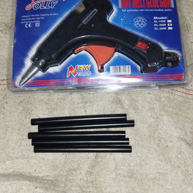 Pistola de silicona caliente para todos los problemas domésticos muy práctica y eficiente. Con 5 barras negras de 7mm. - Img 104495758