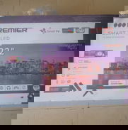 Vendo tv premier Smart de 32 con 2 mandos, soporte de pared, memoria 8GB, puertos USB y HDMI,se conecta a internet. Tien - Img 49707971