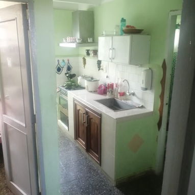 Vendo apartamento en la zona 18 de alamar de 2 cuartos 5to piso - Img 122220491