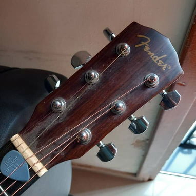 Se vende guitarra con bolsa de traslado poco uso baterias incluidas - Img 120997494