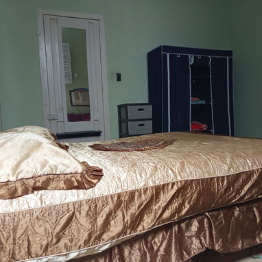 Se renta apto independiente de una habitación en bajos en el vedado. 54026428 - 5/7