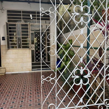 Ref #79. Apto interior y último con 3 cuartos y 2 baños en bajos. Posibilidad de parqueo de moto!!!! - 10/10