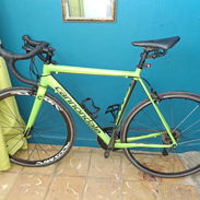 Bicicleta Ruta Cannondale cuidada dos pares de Llantas una Mabe cosmic y otras chicano dos portatermos sistema ultegra - Img 57406136