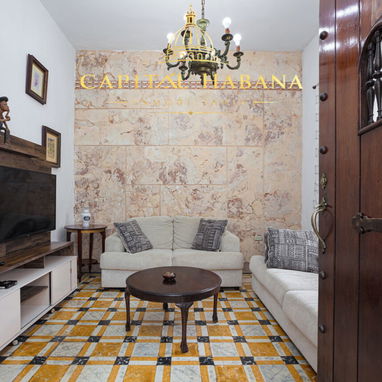 DOS CASAS EN UNA SOLA PROPIEDAD EN EL CORAZÓN DE MIRAMAR - 7/10