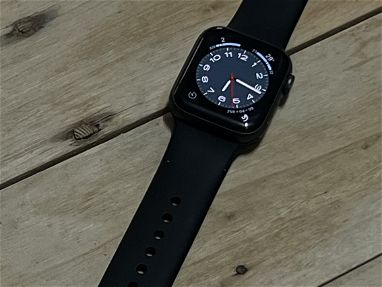 Apple Watch serie 5 de 40mm con la batería al 82% en 80USD - Img main-image-45697762