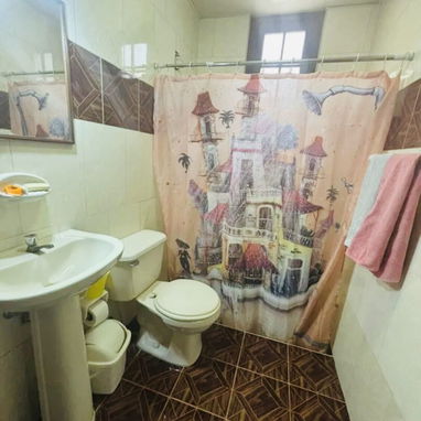 Casa independiente con garaje y negocio. Calle B en Lawton. 3/4, 2 baños. Tel. 52703482 - Img 124824932