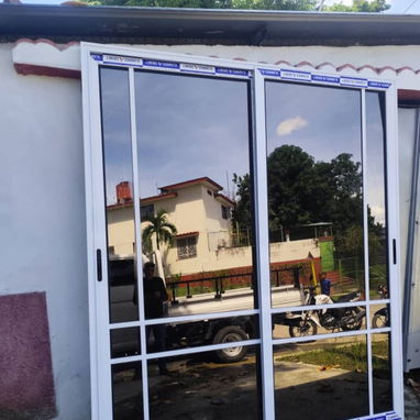 CARPINTERIA DE ALUMINIO CON CRISTAL . - 6/10