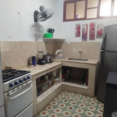 Casa apartamento en el Vedado en zona de letras Consta de' Sala Comedor 2 cuartos 1 Bañó Cocina amplía Patio - Img 126336299