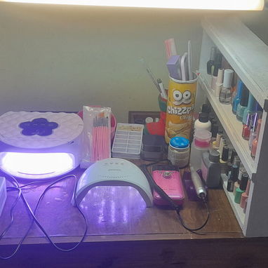 Vendo mesa de uñas tiene dos maquinas una recargable y la otra no y tiene dos lámpara de corriente nuevo vedado plaza 63 - Img 126172309