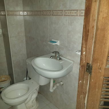 CASA DE 2 NIVELES EN VENTA – SANTO SUÁREZ** ✨🏡 - 4/10