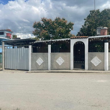 Cada puerta calle arroyo Naranjo guinera de 3 cuartos. - 2/10