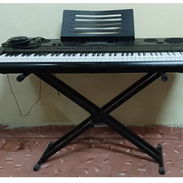 Piano de 76 teclas Casio Impecable - Img 55913126