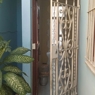 Se vende casa de dos cuartos grandes en primer piso en Centro Habana - Img 121284544