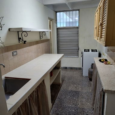 Alquilo apto grande, primer piso, un cuarto, agua caliente, wifi, edificio con elevador - Img 119471583
