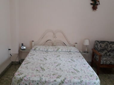 Se alquila habitación independiente  cerca de Infanta y San Lázaro con cocina y  baño con agua fría y caliente - Img 37303852