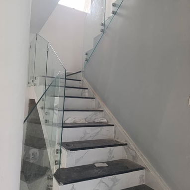 🤩 💯 🔝 🔨 🪛 RECIENTE INSTALACIÓN 🪛 🔨 🔝 💯 🤩 Barandal para escalera, de cristal 10mm, sujetado con Herrajes y tu - Img 122509793