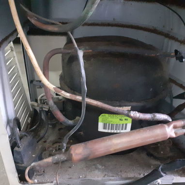 Nevera de 15 pies ponchada. Con máquina funcionando. - 4/4