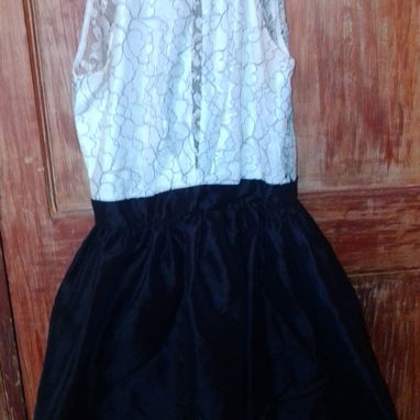 vestido talla S, negro y blanco con escote atrevido - Img 84016343