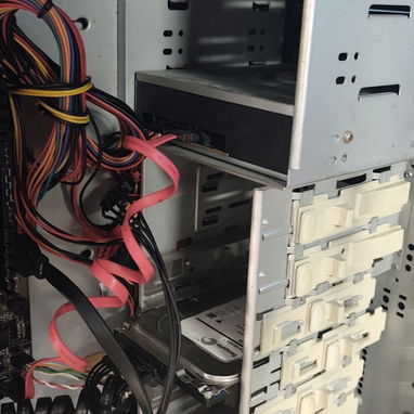 Vendo PC de completa i5 de 4ta gen con mesa, monitor, teclado inhalambrico , backup APC y + Luis 59757910 - Img 123033484