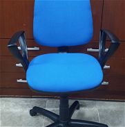 Se vende silla giratoria para oficina escritorio y computadora en perfectas condiciones en la habana vieja Pv56382806 en - Img 45846928
