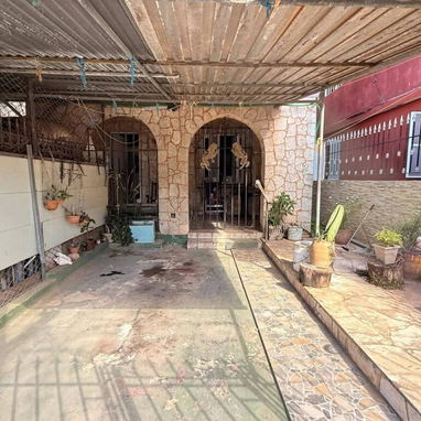 Ofertaaa biplanta en bajos con carporshe,3 cuartos y amplio patio trasero 245 metros en total. Aproveche e invierta!!!! - Img 122708904
