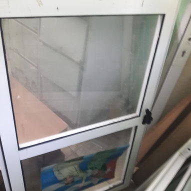 Vendo dos ventanas de aluminio con sus cristales. 1 metro por 120 cm. 150 usd cada una. Llamar Pablo al teléfono 59 17 0 - 3/3