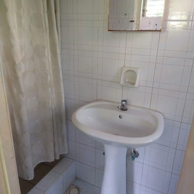 Apto en nuevo vedado cerca del zoológico y Barbarán, 2 cuartos y 2 baños, 1er piso, azotea libre , 2 terrazas 1 cubierta - 6/10