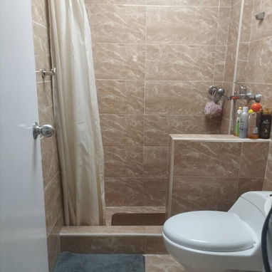 CASA EN VENTA A MEDIA CUADRA DE AYESTARÁN - 4/10