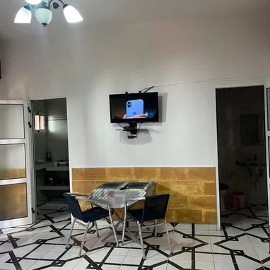 RENTA APARTAMENTO INDEPENDIENTE, EN EL VEDADO,  CON 1 HABITACIÓN +53 52463651 .cerquita del hotel Habana Libre,  Y - Img 110217057