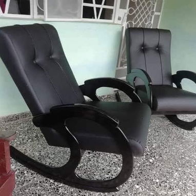 Sillones de madera capitoneados y tapizados - 2/8