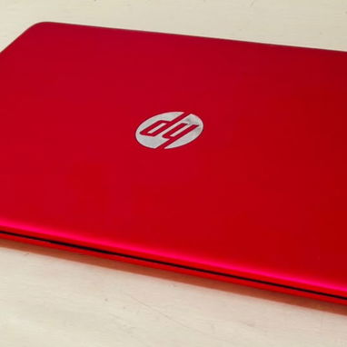 Laptop Hp Roja Equipo confiable con rendimiento ideal para algunos juegos y trabajos de programación informática. - 3/5