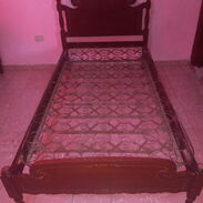Juego de 2 camas personales antiguas de caoba y cedro - Img 45653239