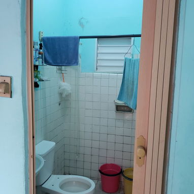 SE VENDE CASA de 1 habitación (Casa puerta de calle puntal alto, techo placa libre, teléfono fijo, gas de la calle, etc) - Img 124172536