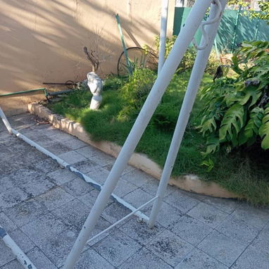Soporte, estructura desarmable para hamacas o columpio. De uso en buen estado.Largo 2.40 cm ancho 85 cm altura 1.65 cm - 3/5