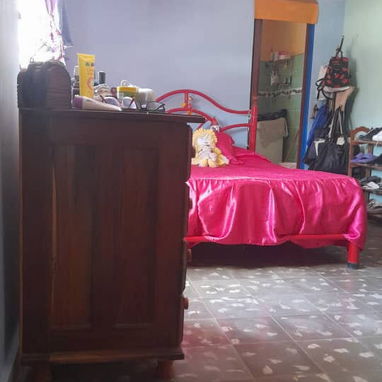 Casa🏠d dos plantas, es puerta a calle, en la planta de abajo consta de portal cercado, sala amplia, comedor, cocina etc - 5/10