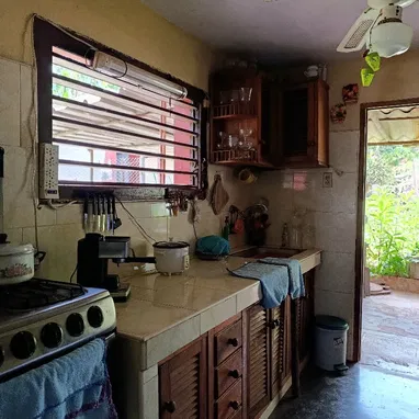 Se vende casa en Reparto Los Cocos en Boyeros con patio de tierra poseedor de árboles frutales. - Img 124987879