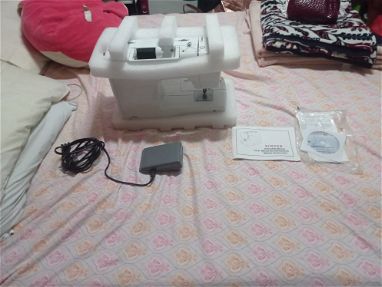 Se vende máquina de coser Singer eléctrica por 120USD - Img 66057015